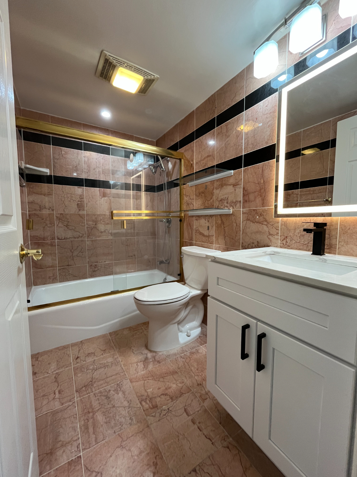 Charming Downstairs Unit in Quiet Neighborhood - Photo 4