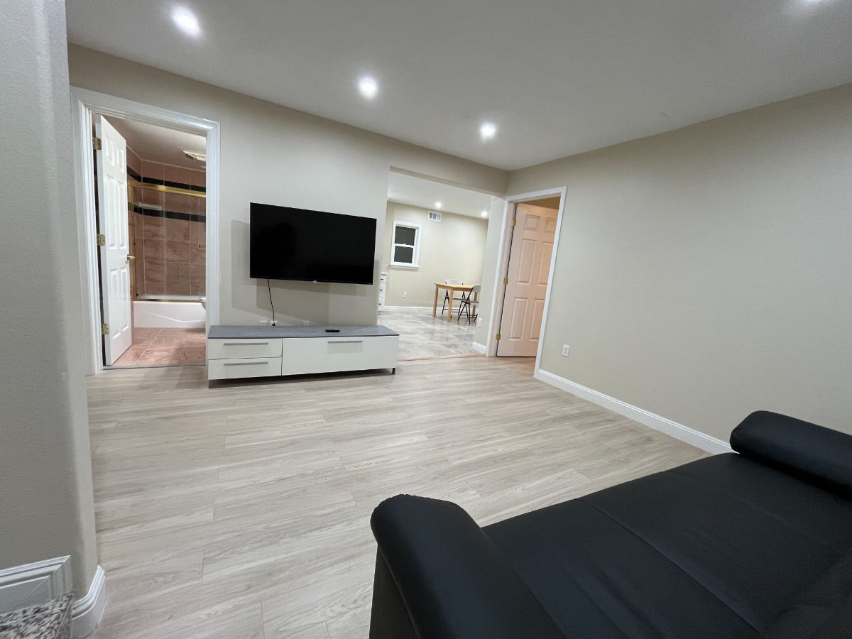 Charming Downstairs Unit in Quiet Neighborhood - Photo 5