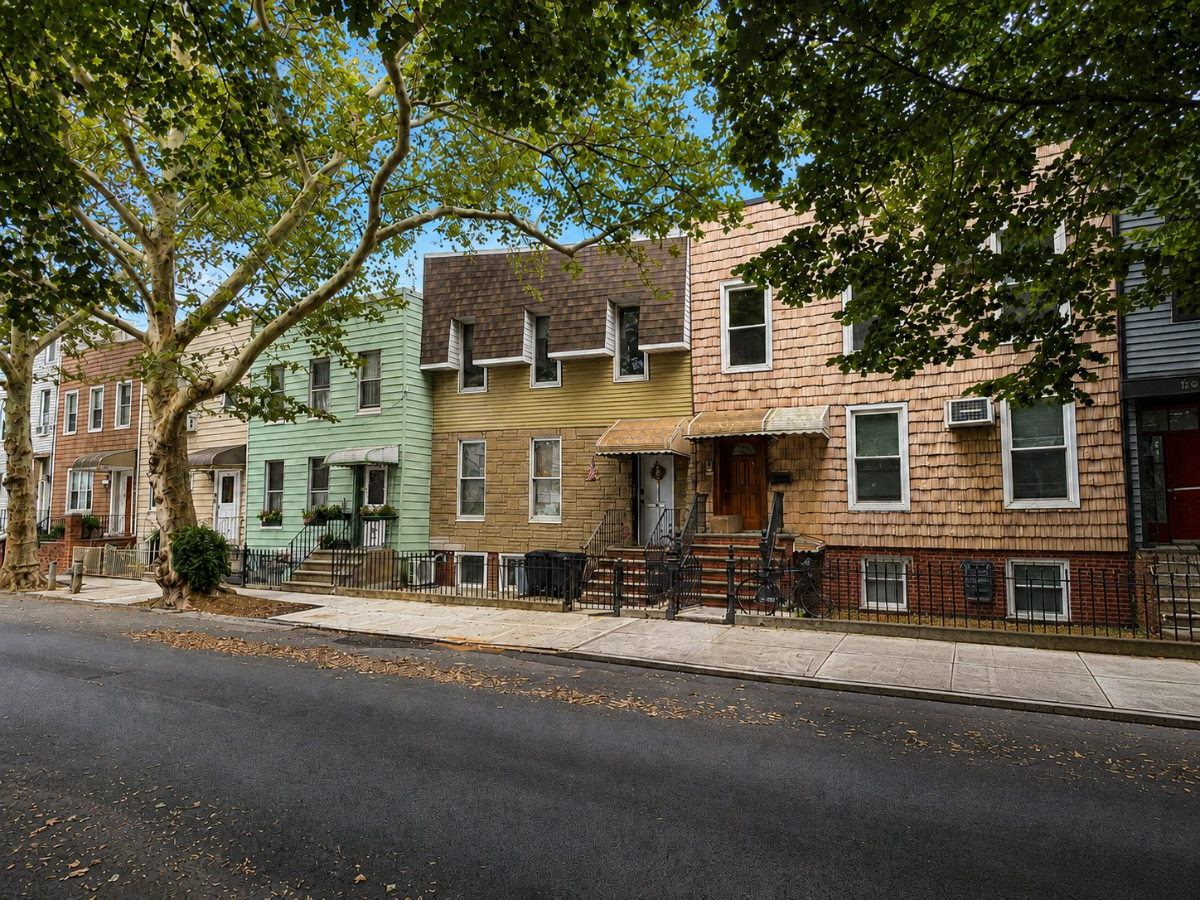 Furnished 3BR Greenpoint Townhouse - 8-Min Ferry to Manhattan's Hospital Corridor - Photo 6