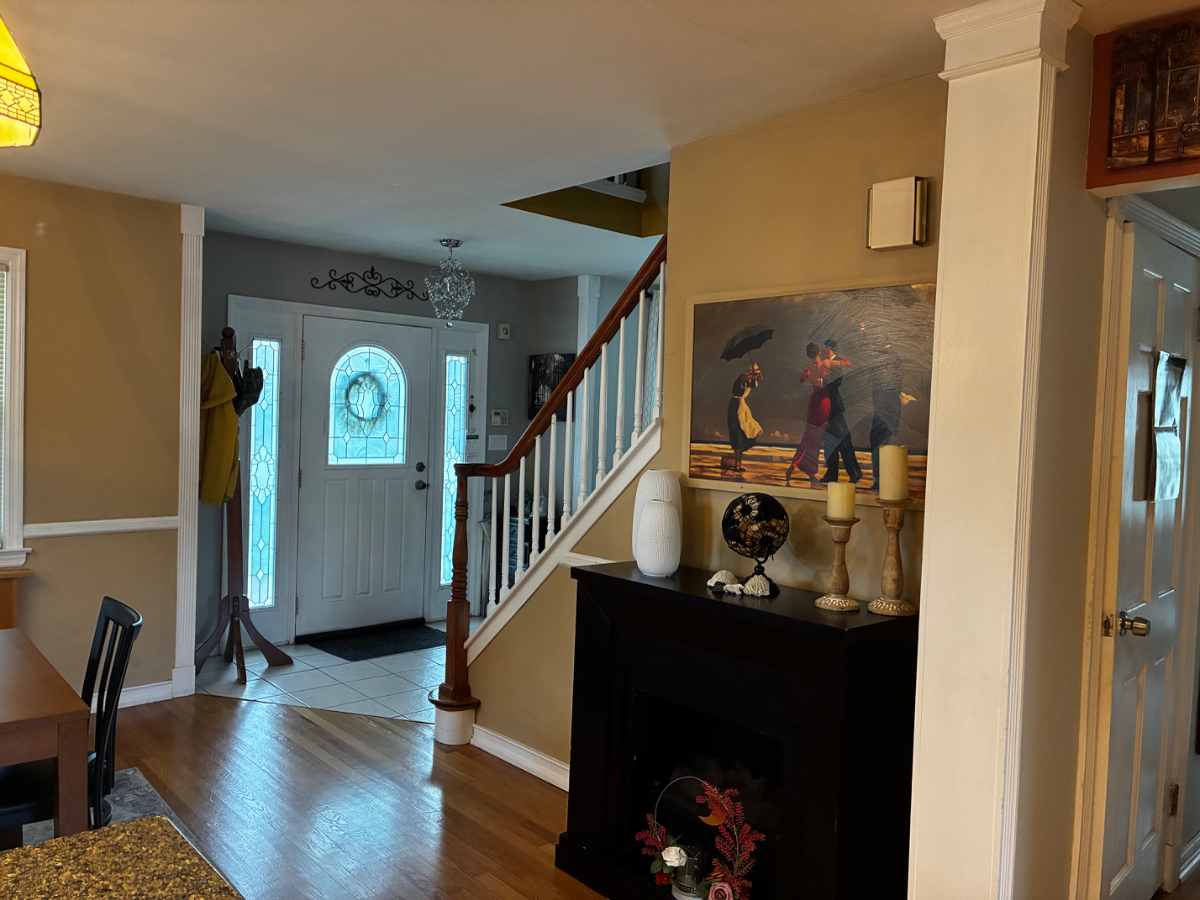 Private Room in a Beautiful House with central A/C - Photo 2