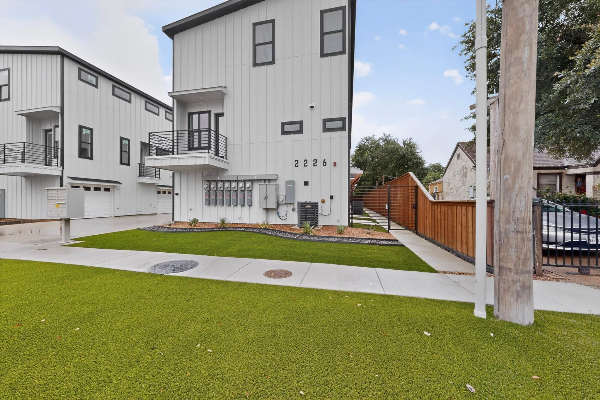 Brand-New Dallas Townhome Minutes from Love Field & the Medical District - Photo 2