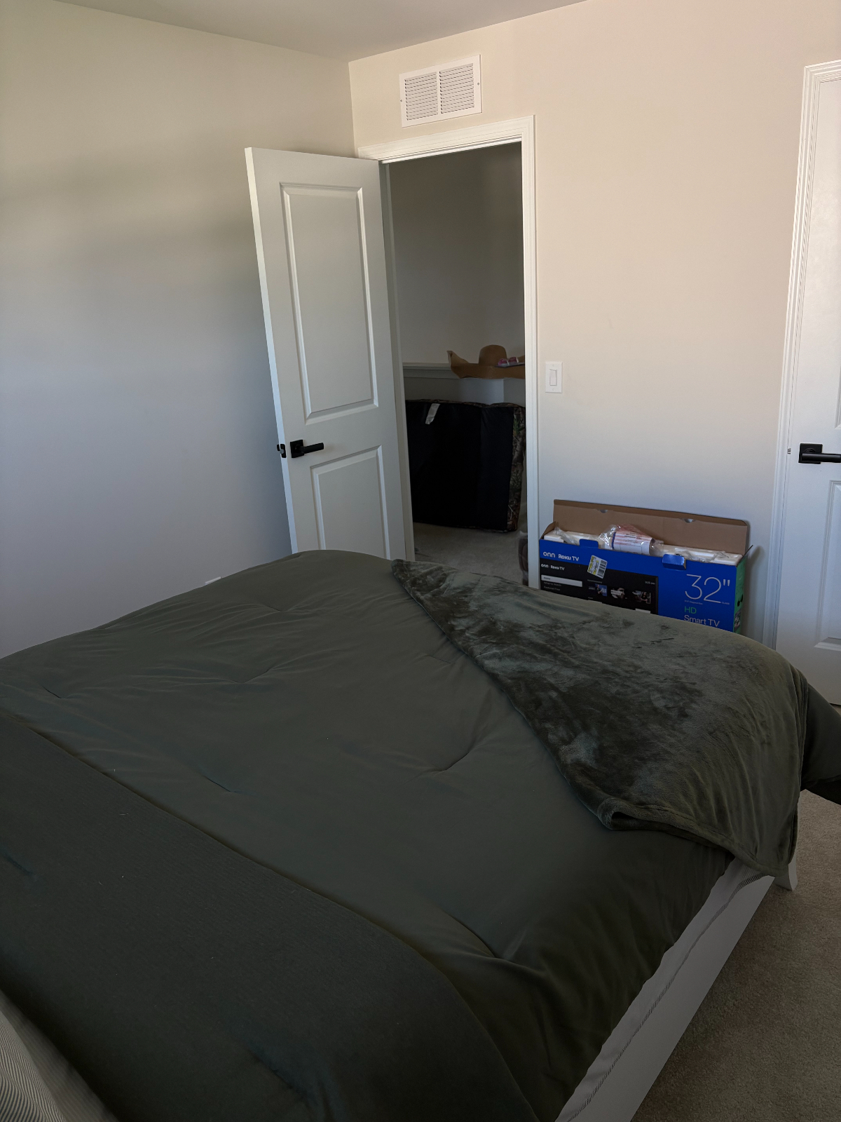 Move-In Ready Private Queen Room with Laundry & Parking - Photo 3