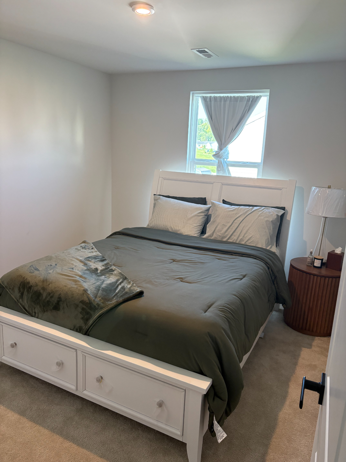 Move-In Ready Private Queen Room with Laundry & Parking - Photo 1