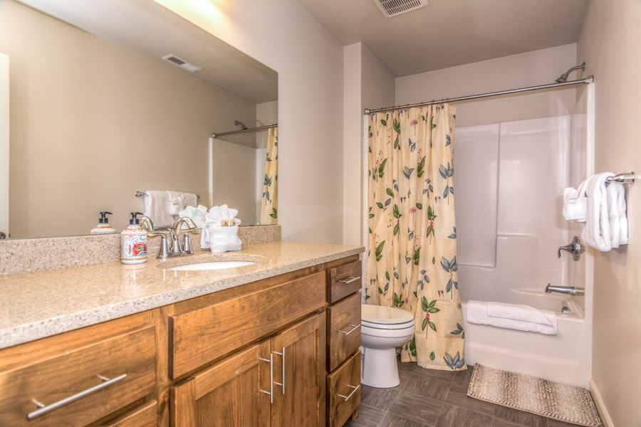 Spacious 3 Bedroom Home, Great Southeast Bend Neighborhood! Furnished Monthly Rental - Photo 2