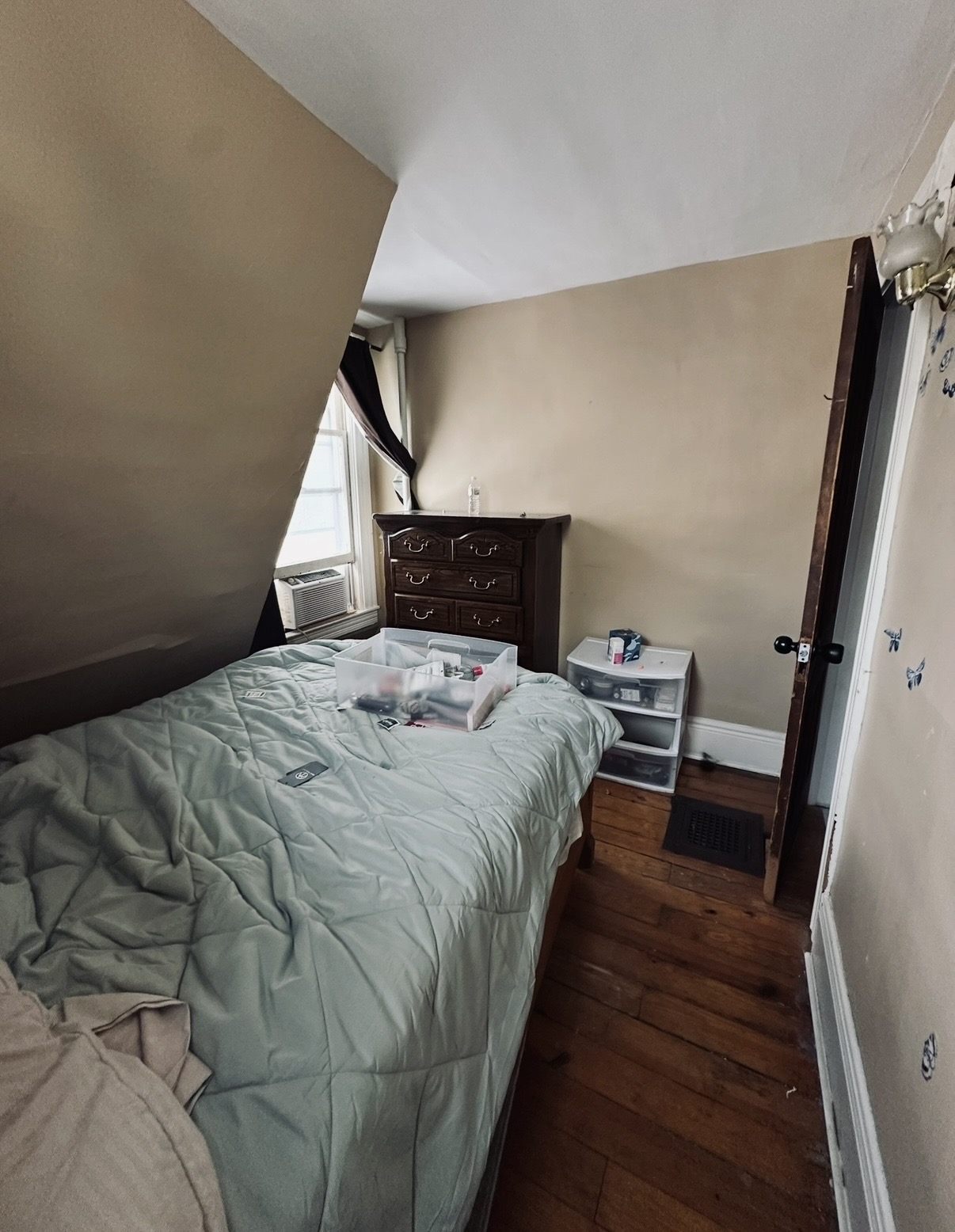 Move-In Ready Room - Clean, Quiet & Comfortable - Photo 2