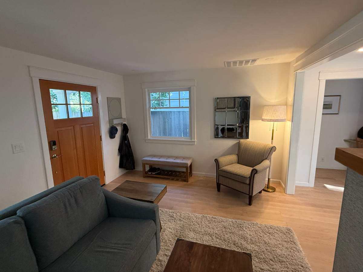 Stylish 1BR Retreat with Modern Finishes in a Prime Location - All Included - Photo 4
