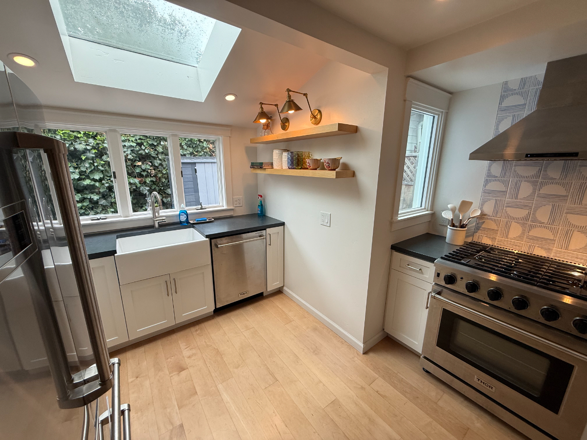 Stylish 1BR Retreat with Modern Finishes in a Prime Location - All Included - Photo 5
