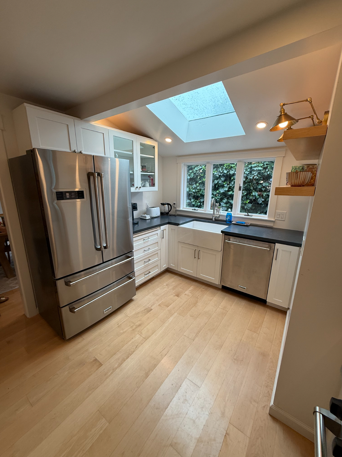 Stylish 1BR Retreat with Modern Finishes in a Prime Location - All Included - Photo 6