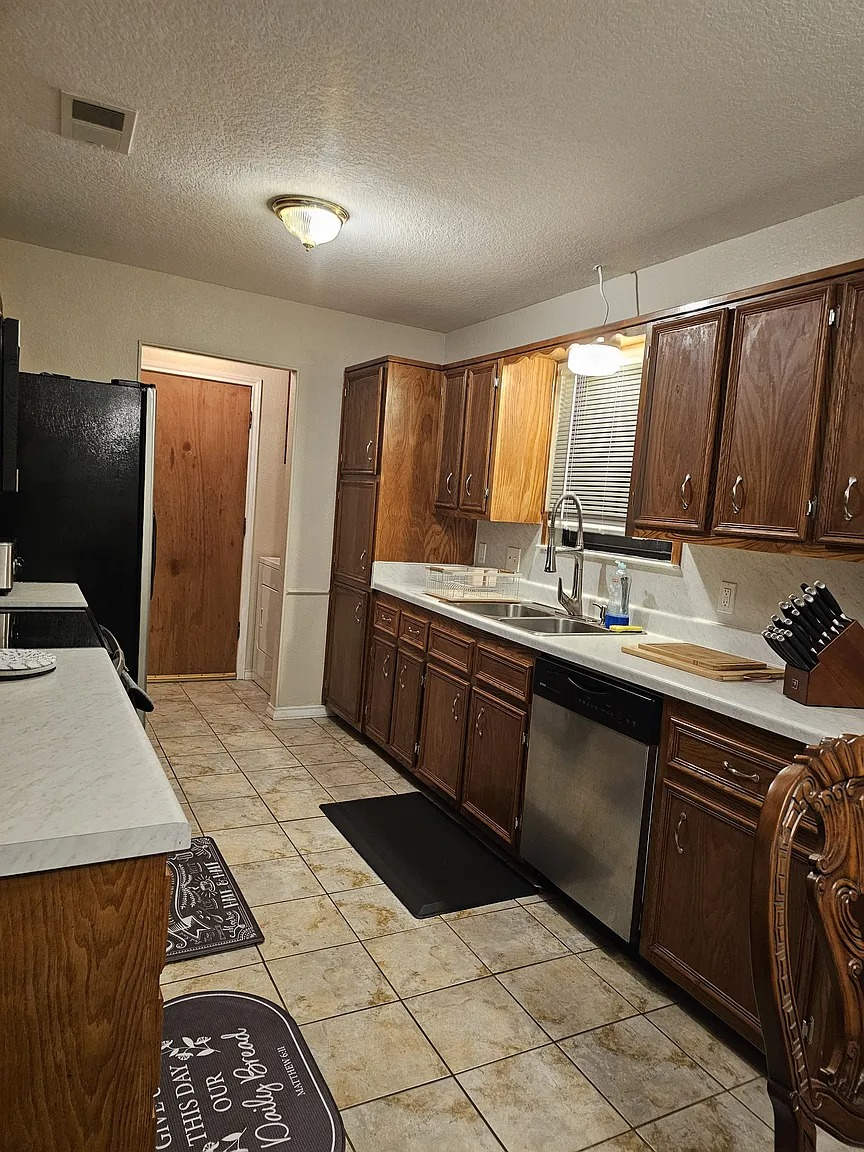 Fully Furnished 3BR Home Near Fort Hood | Utilities Included | Home Office - Photo 4