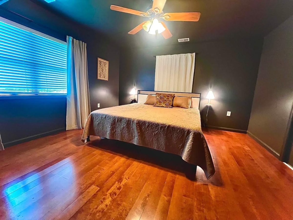 Enchanting one bedroom in South Hills - Photo 1