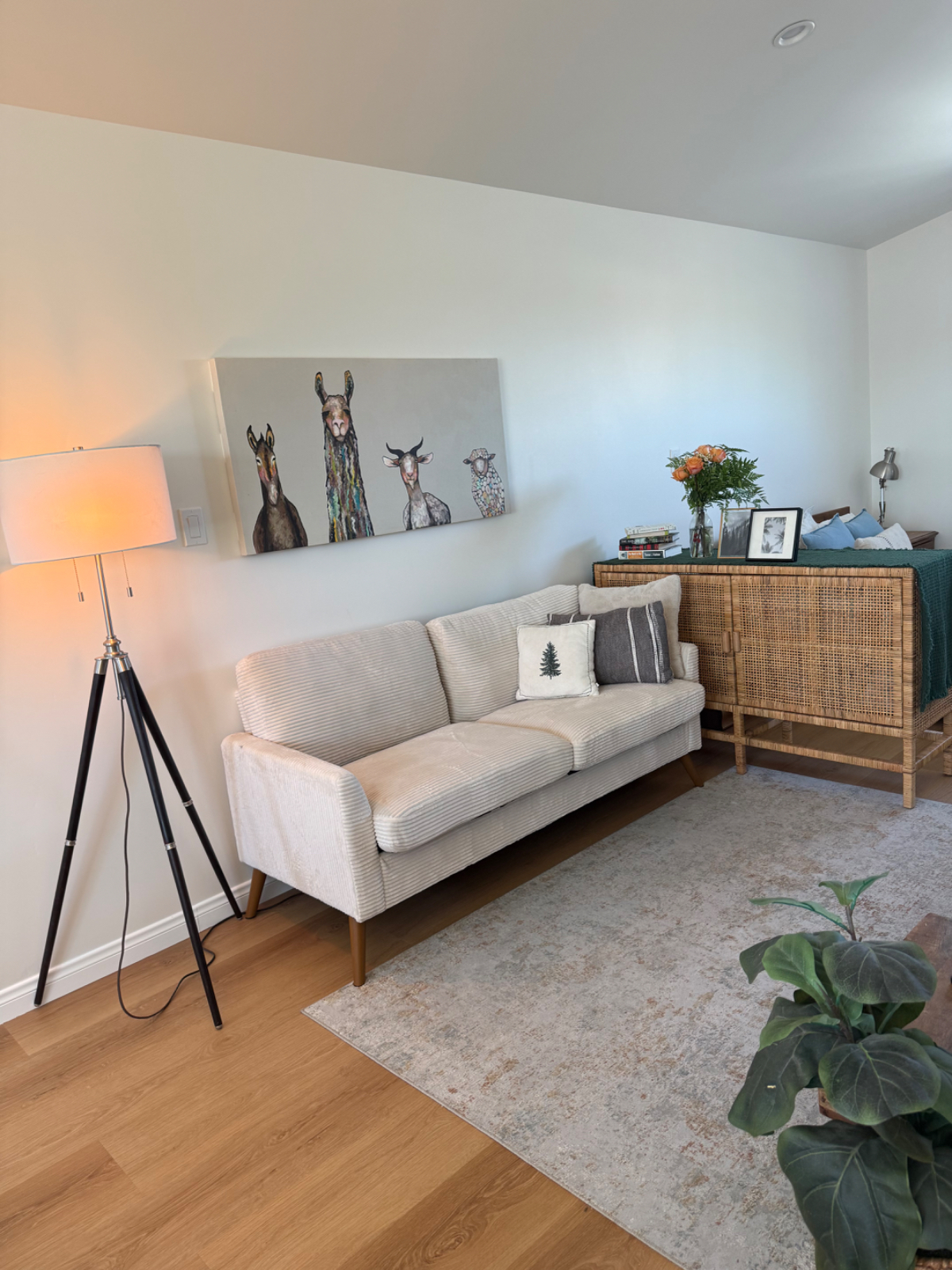 New Detached Guest Studio | Full Kitchen | W/D | Private Entrance & Fenced Courtyard - Photo 3