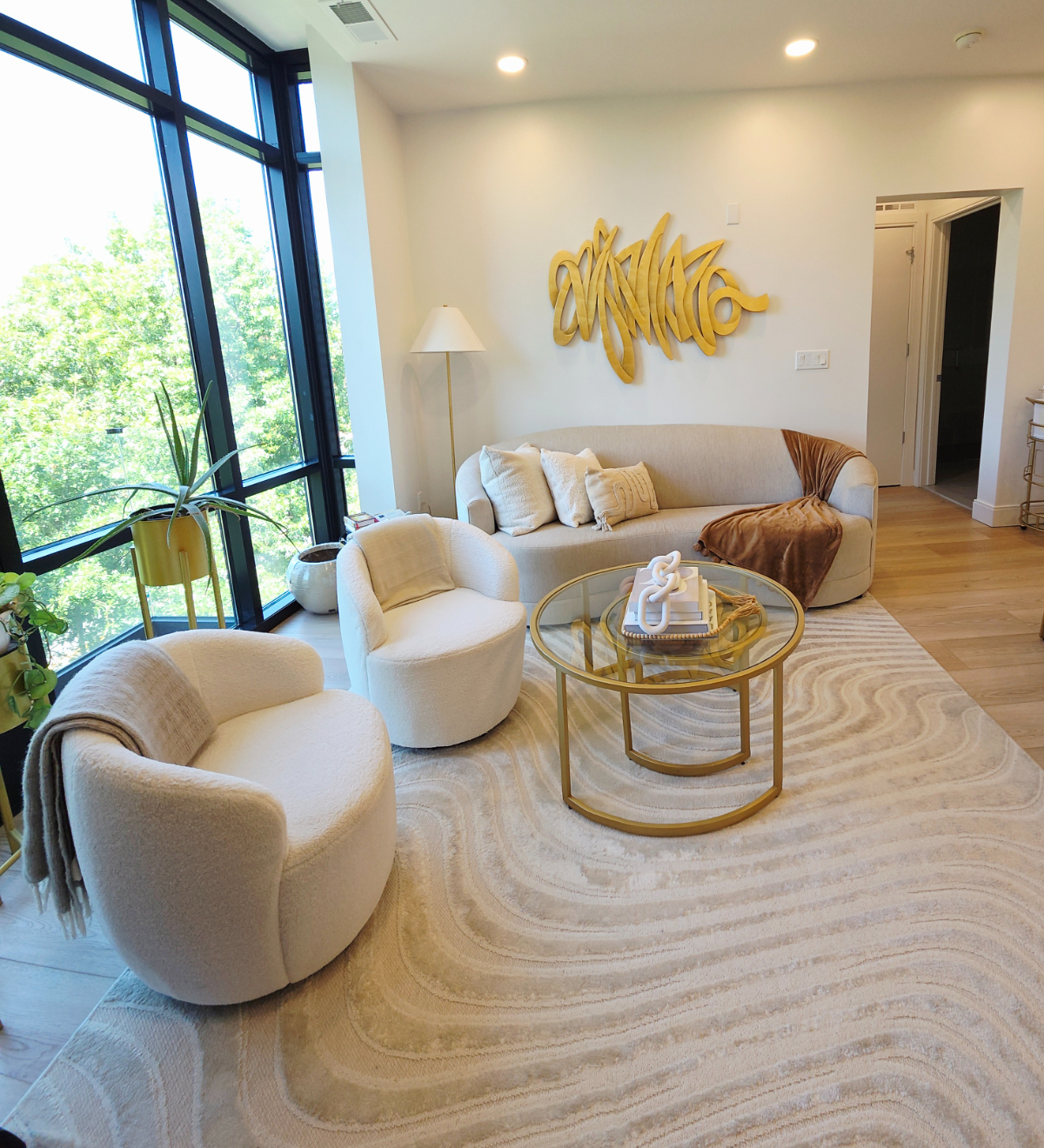 Luxury Furnished 1BR Near Metro & Hospitals - Photo 1