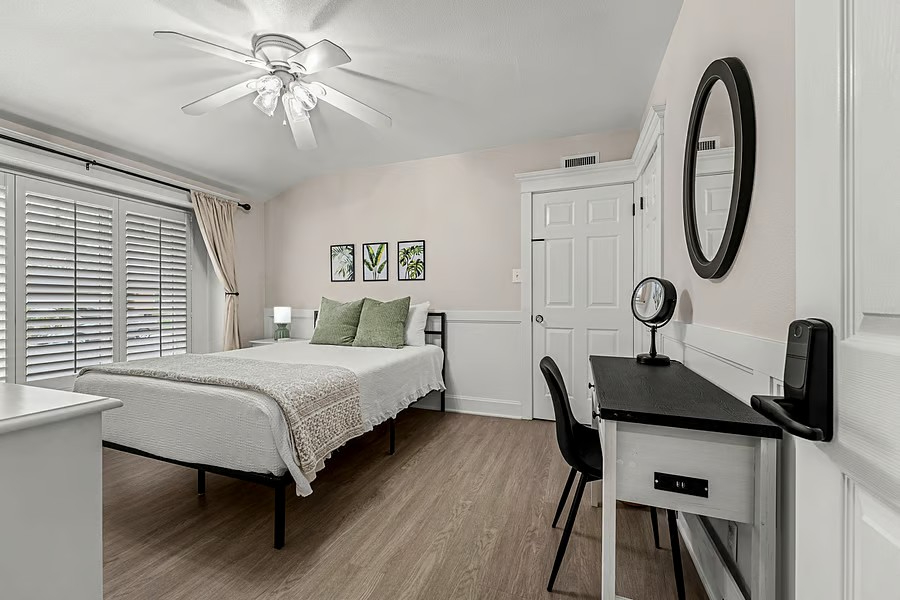Private Room in SoCal Poolside Paradise - Photo 3