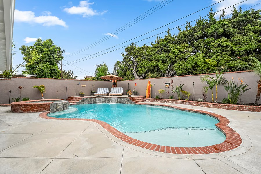Private Room in SoCal Poolside Paradise - Photo 1