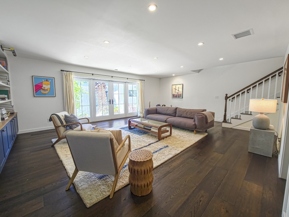 Spacious modern with character - Photo 2