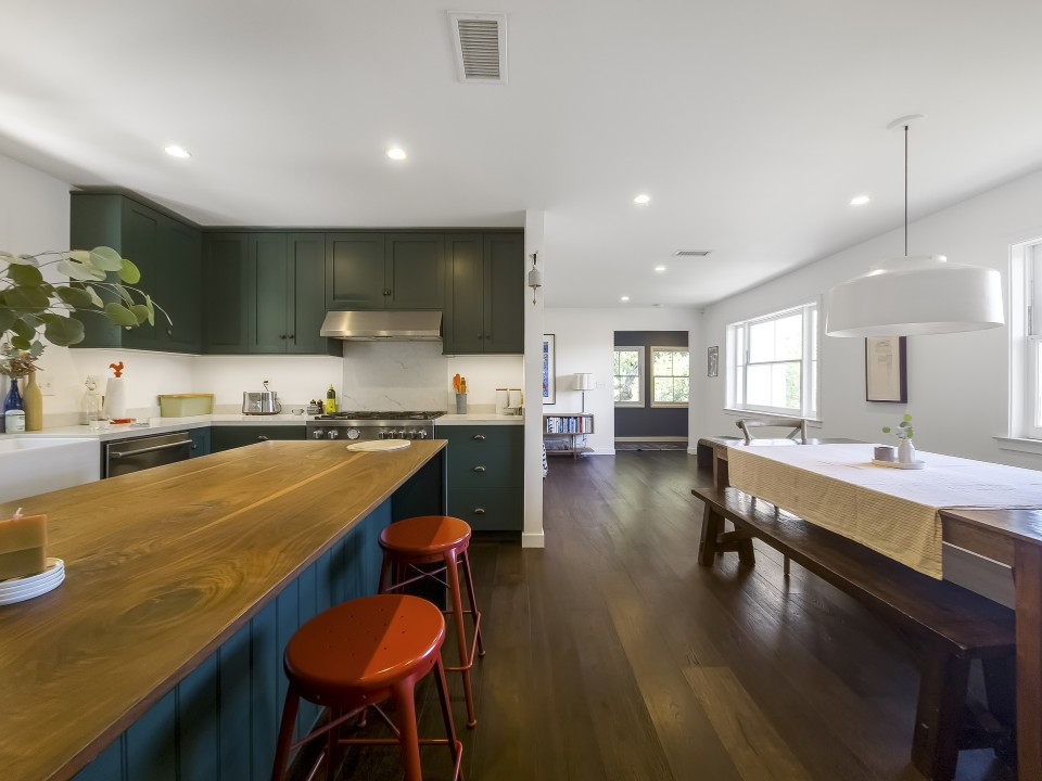 Spacious modern with character - Photo 1
