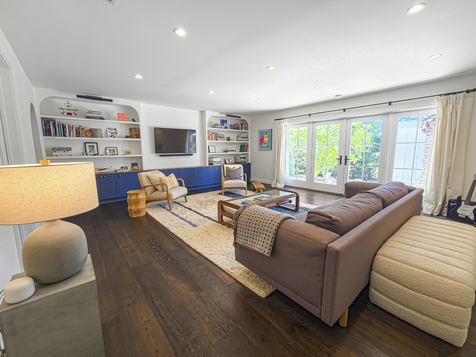 Spacious modern with character - Photo 3