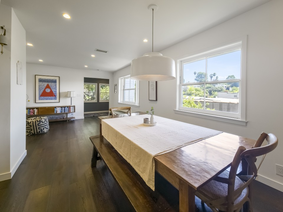 Spacious modern with character - Photo 4