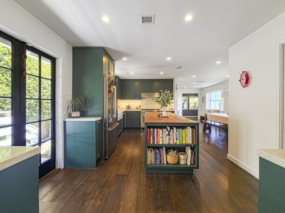 Spacious modern with character - Photo 5