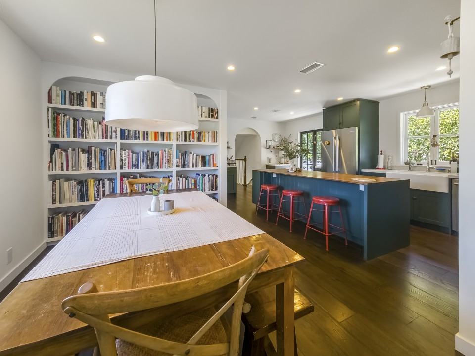 Spacious modern with character - Photo 6
