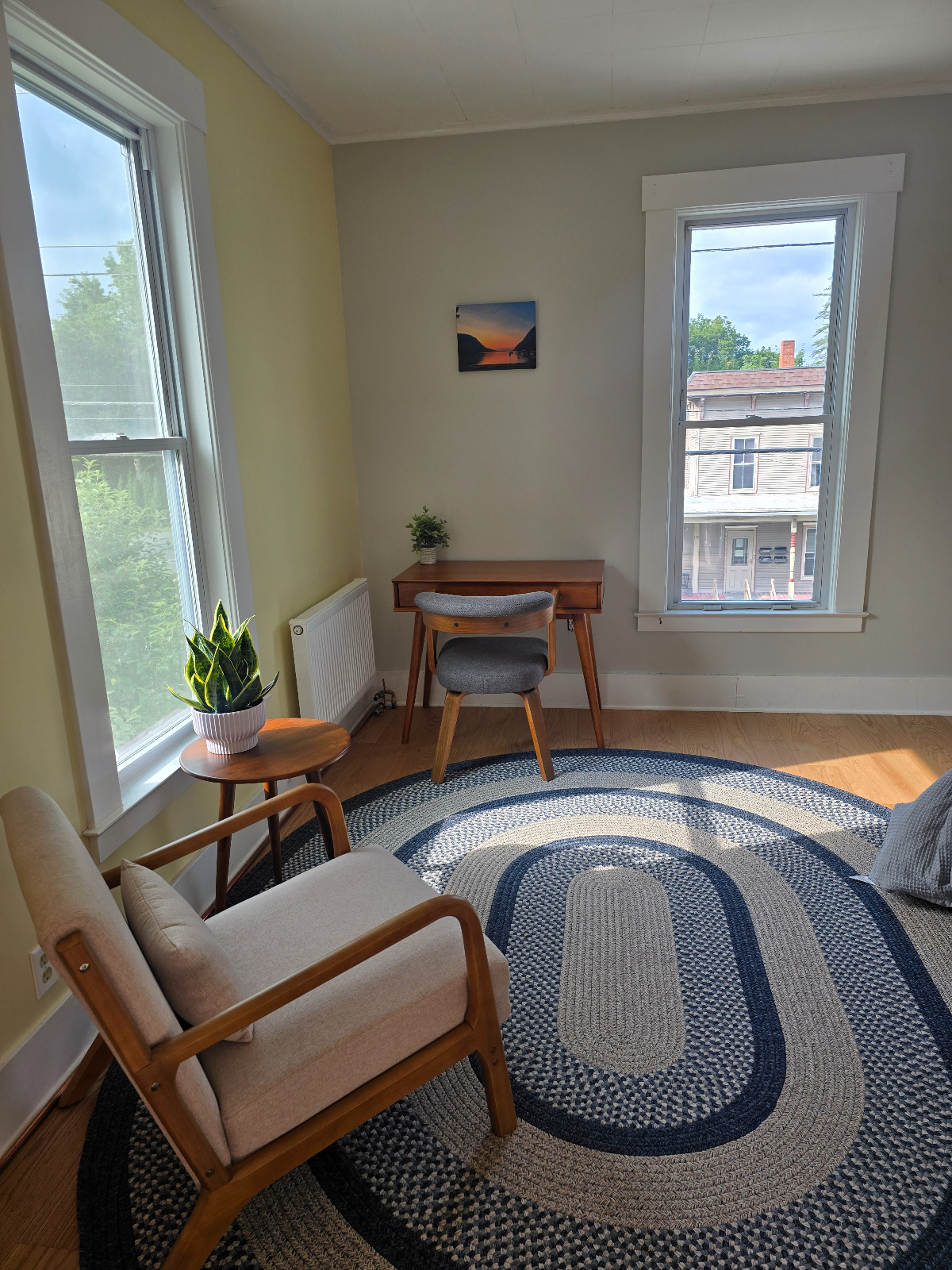 Bright and airy fully furnished studio apartment - Photo 1