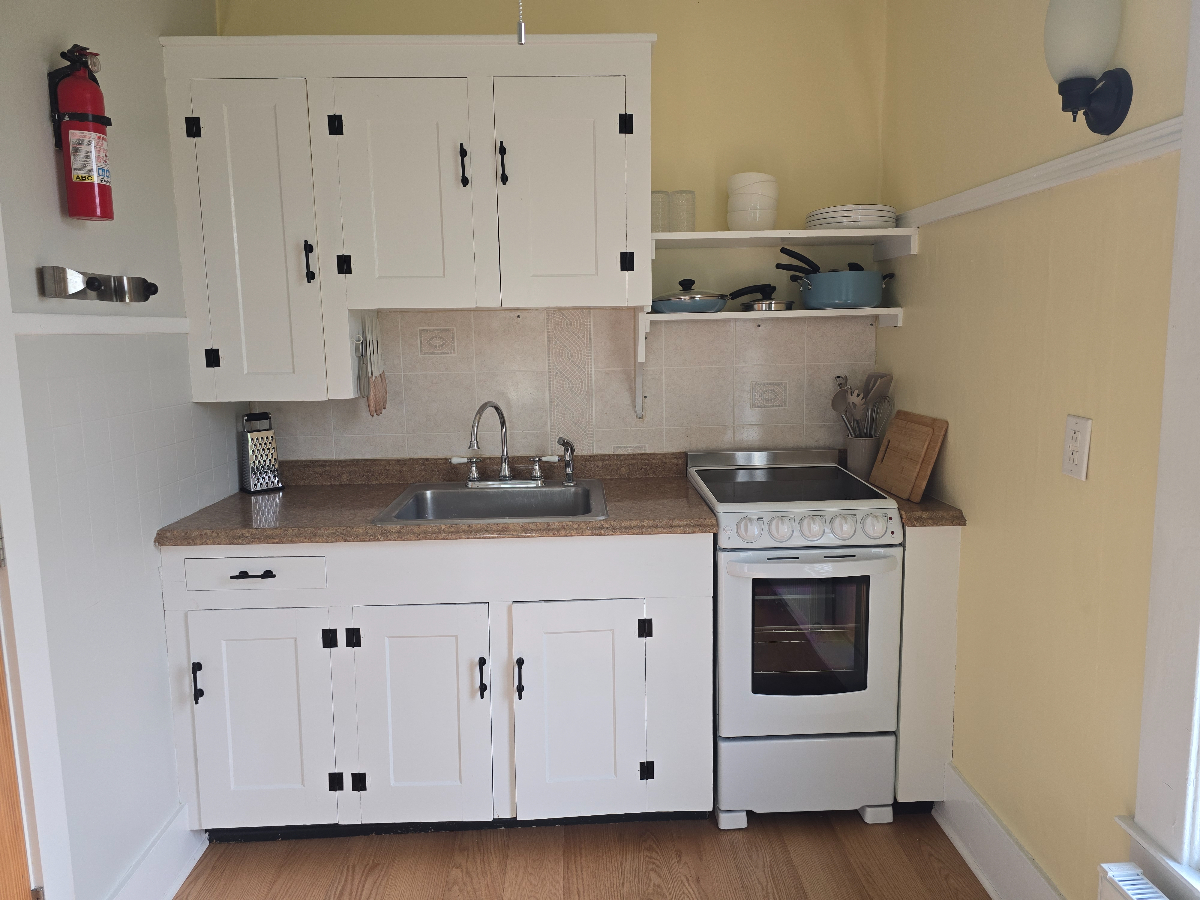 Bright and airy fully furnished studio apartment - Photo 2