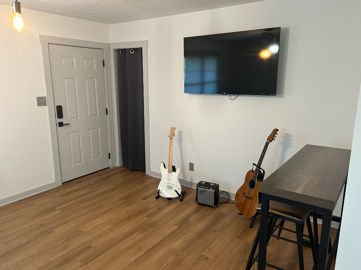 Charming 2-Bedroom Retreat with Easy Access to Downtown - All Included - Photo 5