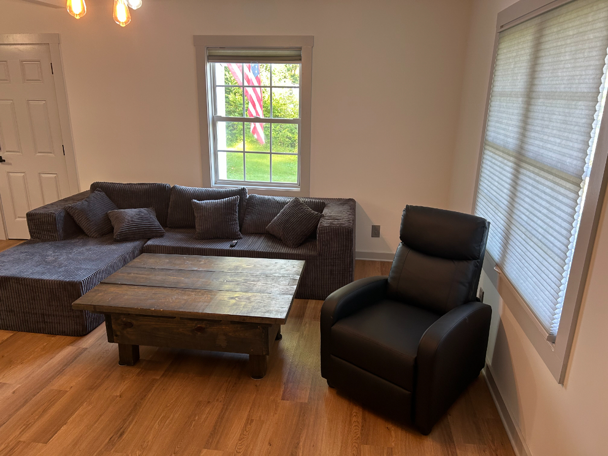 Charming 2-Bedroom Retreat with Easy Access to Downtown - All Included - Photo 2