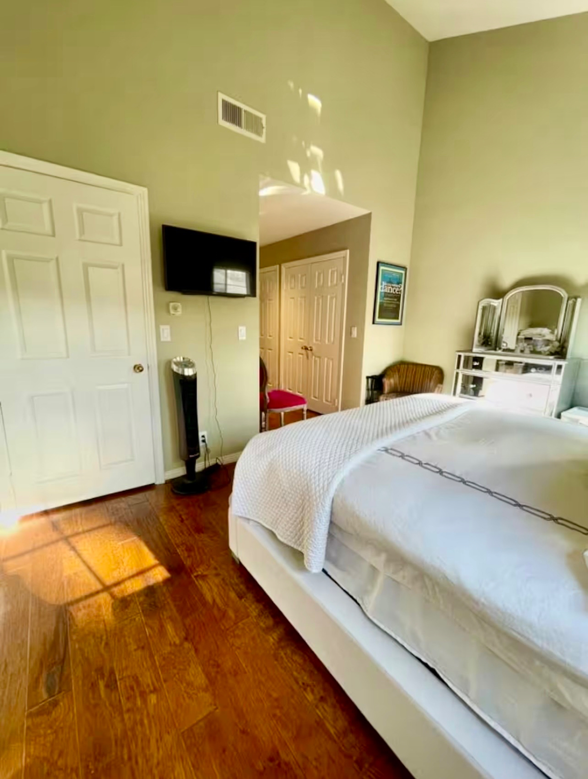 Large private 2nd floor bedroom & bathroom in shared townhouse in quiet 24 hour guard gated complex - Photo 2