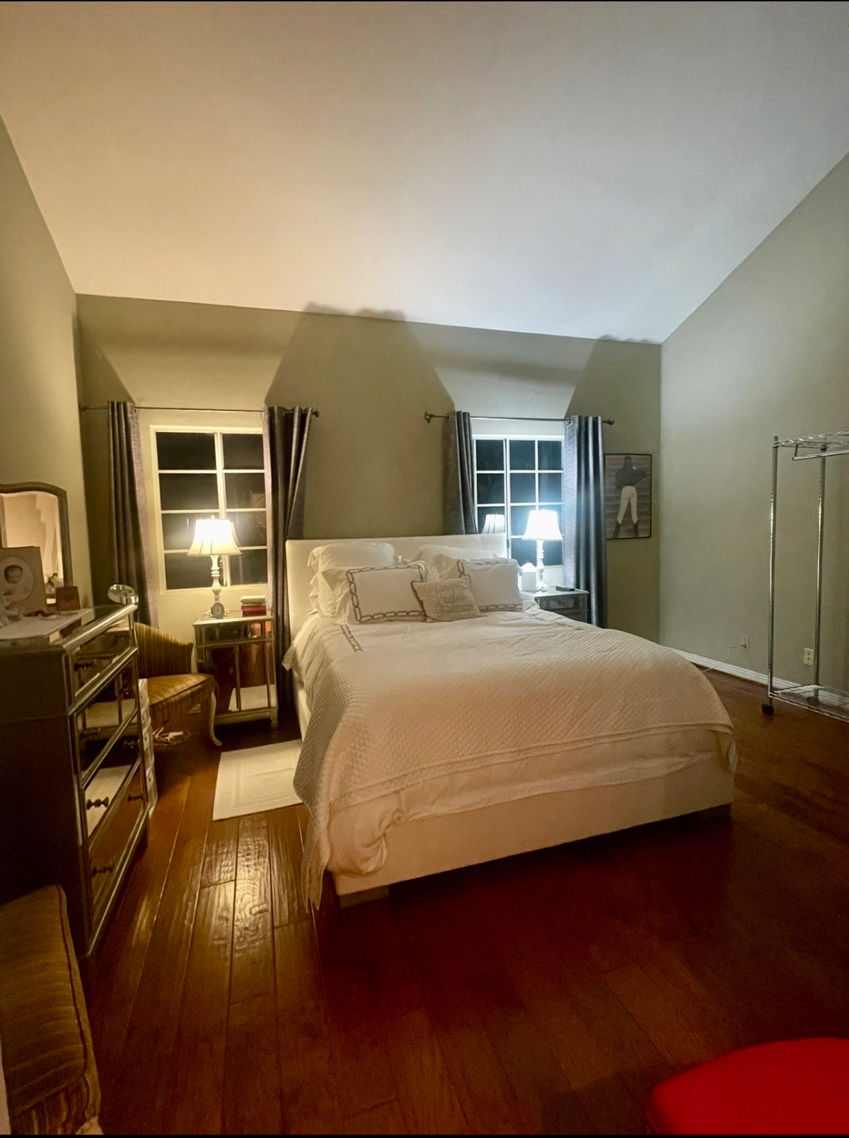 Large private 2nd floor bedroom & bathroom in shared townhouse in quiet 24 hour guard gated complex - Photo 3