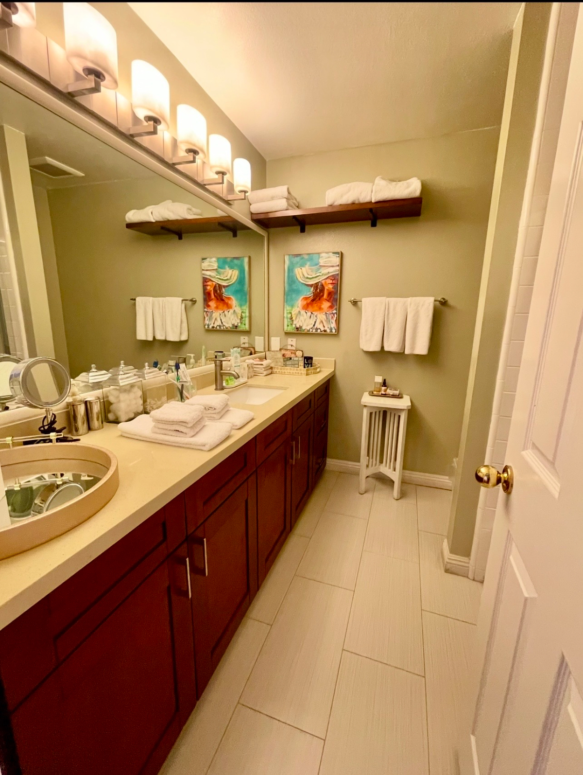Large private 2nd floor bedroom & bathroom in shared townhouse in quiet 24 hour guard gated complex - Photo 4