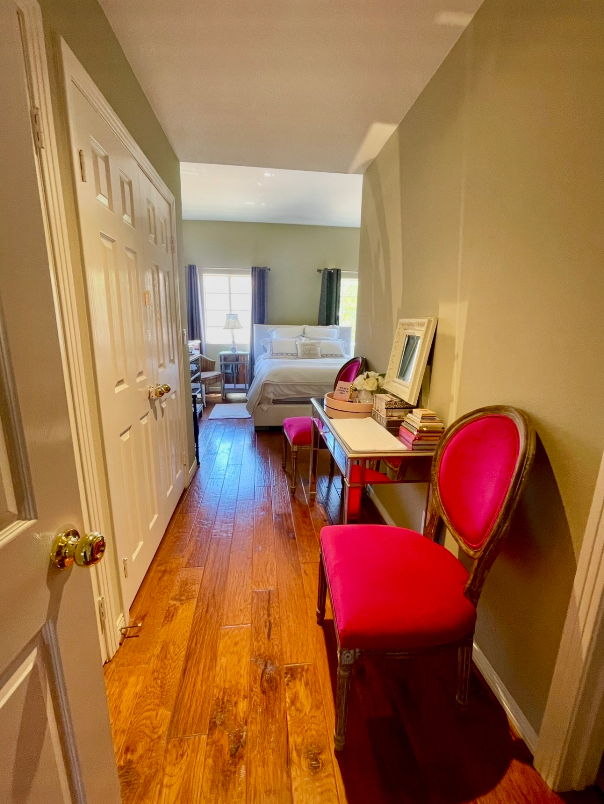 Large private 2nd floor bedroom & bathroom in shared townhouse in quiet 24 hour guard gated complex - Photo 5
