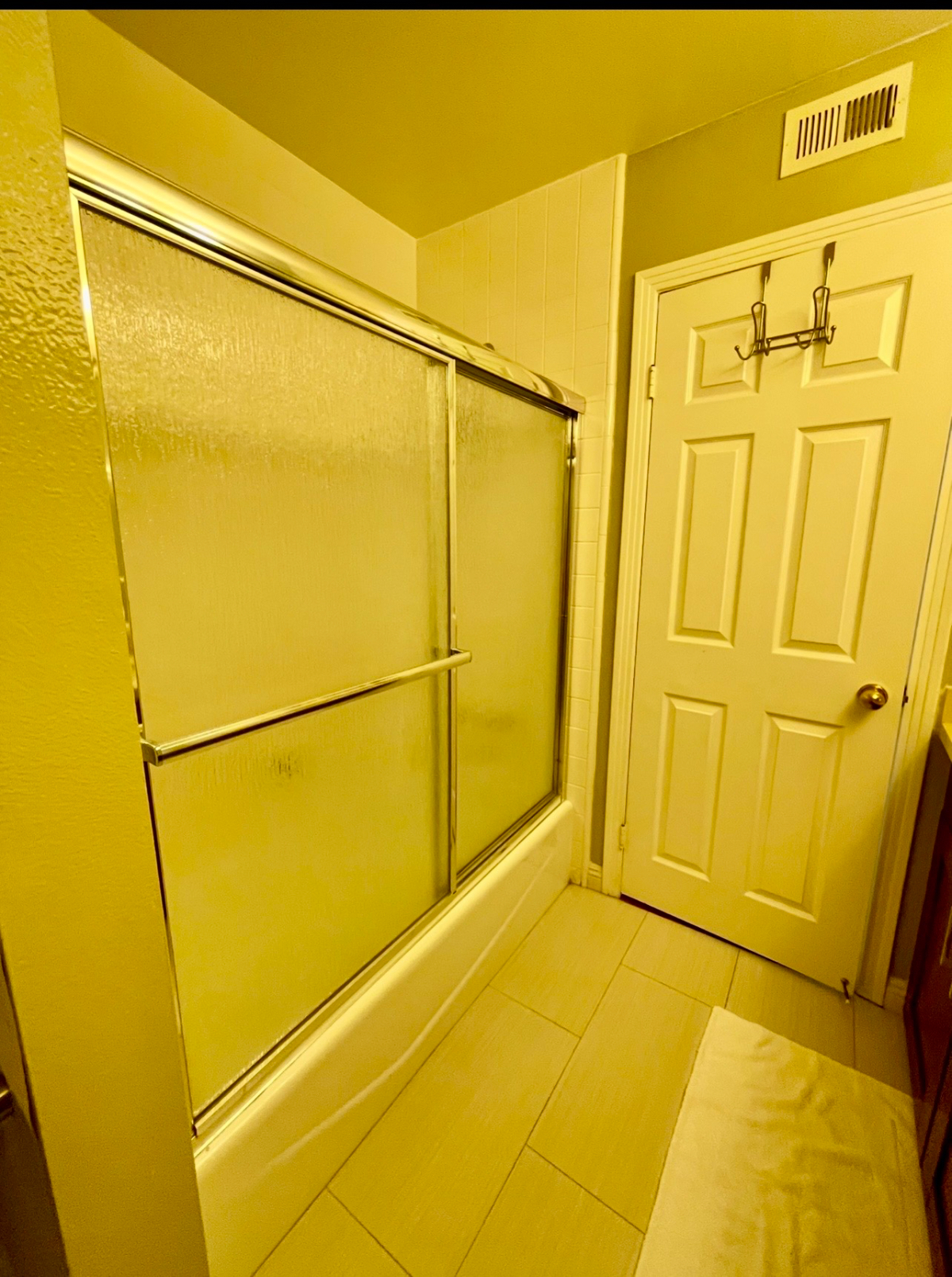 Large private 2nd floor bedroom & bathroom in shared townhouse in quiet 24 hour guard gated complex - Photo 6