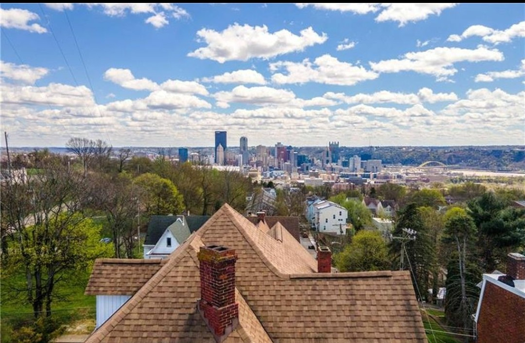 Cityview Room Near AGH, CCAC and Downtown