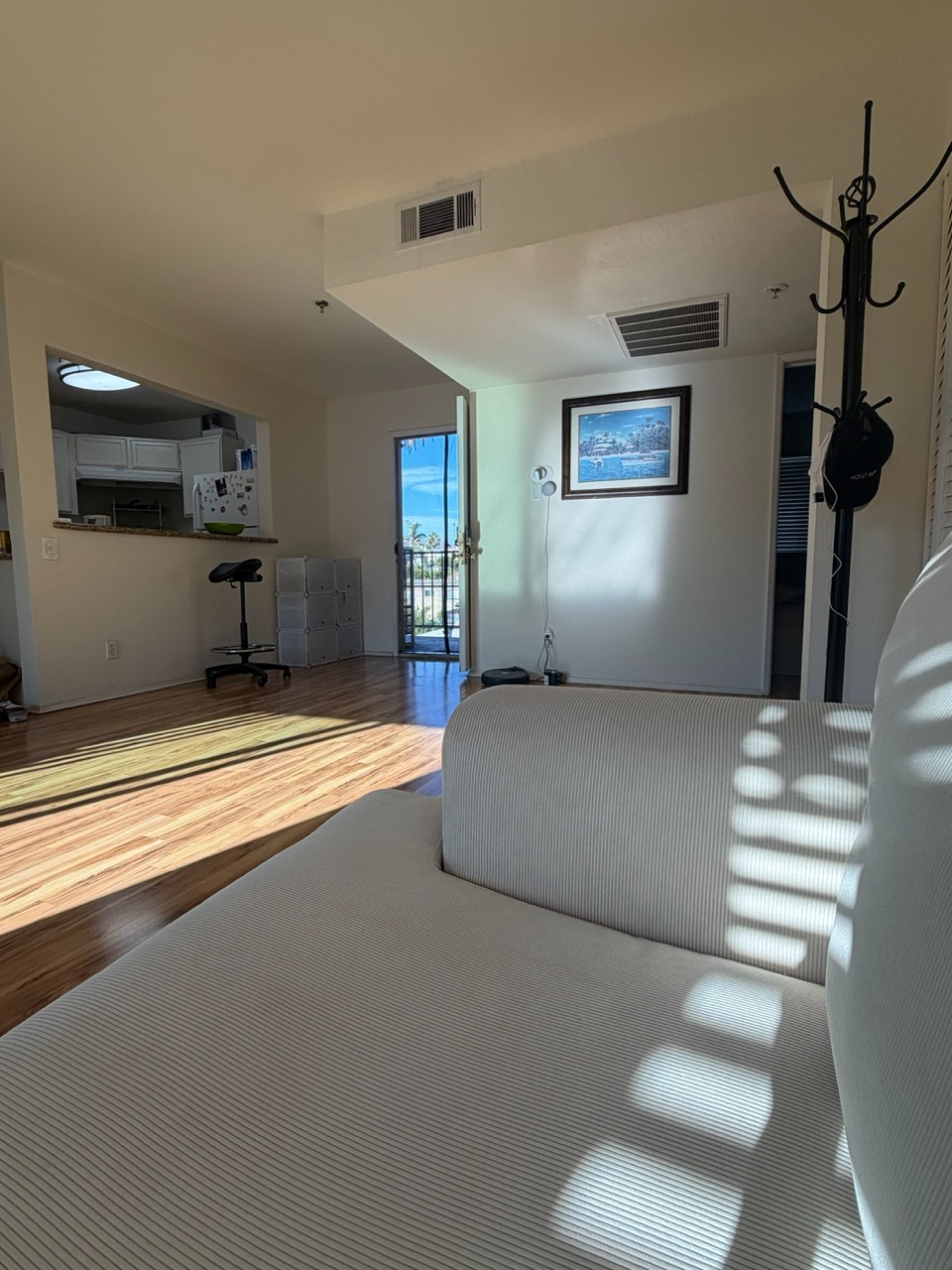 Penthouse - spacious 1-bedroom apt in WeHo with dual balconies overlooking gorgeous Hollywood Hills - Photo 4