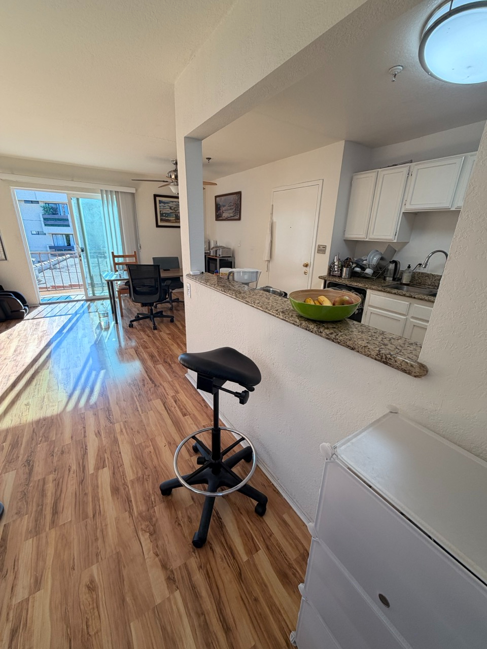 Penthouse - spacious 1-bedroom apt in WeHo with dual balconies overlooking gorgeous Hollywood Hills - Photo 5
