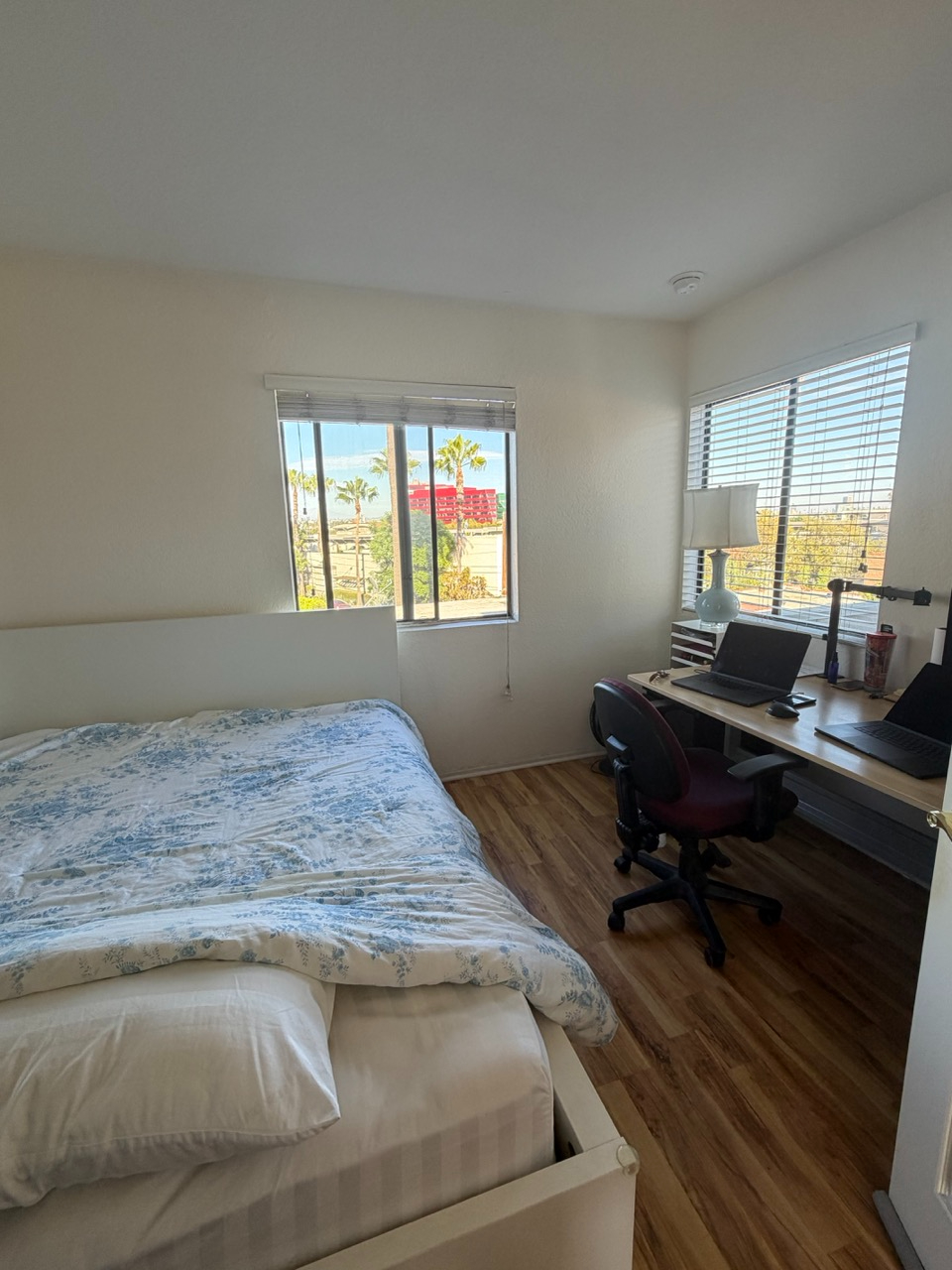 Penthouse - spacious 1-bedroom apt in WeHo with dual balconies overlooking gorgeous Hollywood Hills - Photo 1