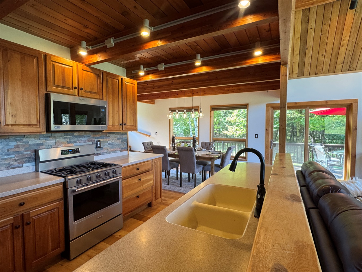 Peaceful, Private & Conveniently Located - Photo 12