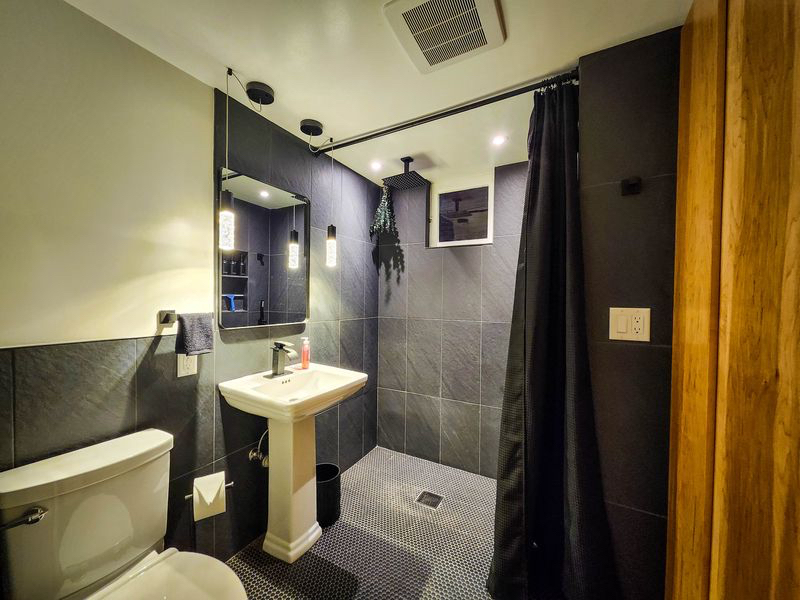 Renovated Historic Garden Apartment - Photo 12