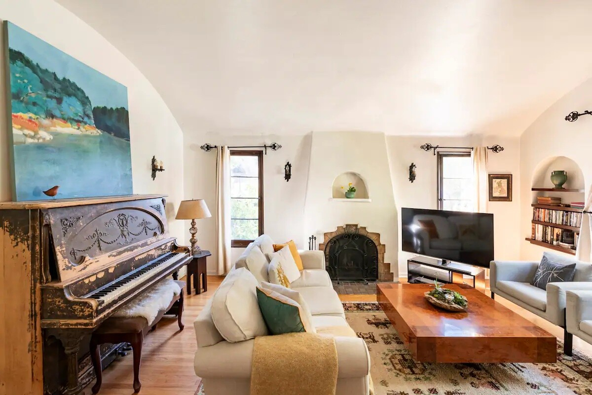 Secluded Hillside Architectural Gem with Stunning gardenview. - Photo 1
