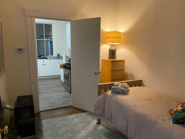 Cozy Furnished Apartment with Flexible Second Room & Garden Access - Photo 3