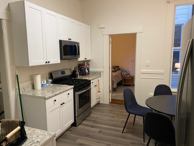 Cozy Furnished Apartment with Flexible Second Room & Garden Access - Photo 4