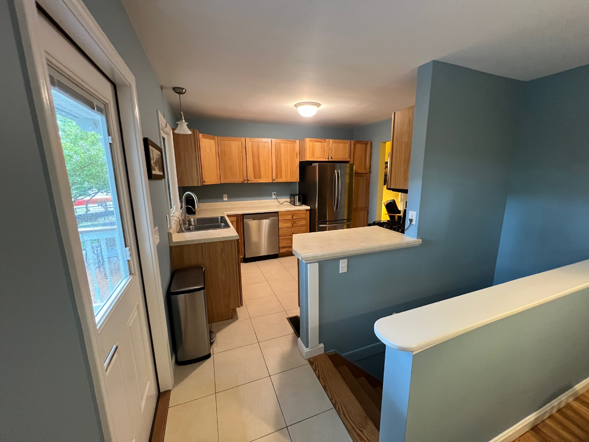 private house with dedicated office, parking, utilities included and cedar sauna! - Photo 4