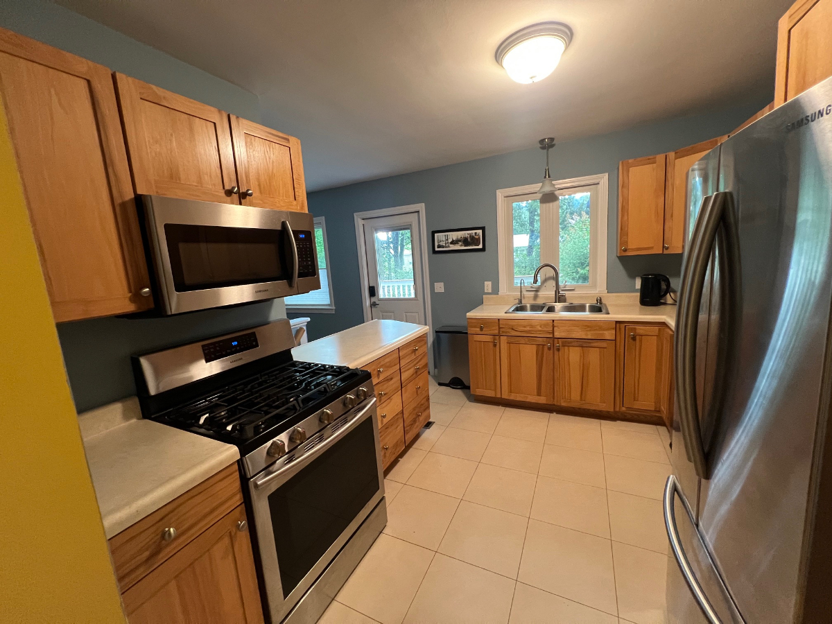 private house with dedicated office, parking, utilities included and cedar sauna! - Photo 3