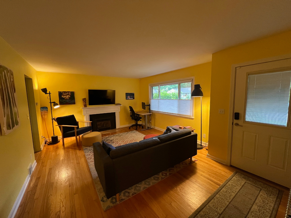 private house with dedicated office, parking, utilities included and cedar sauna! - Photo 1
