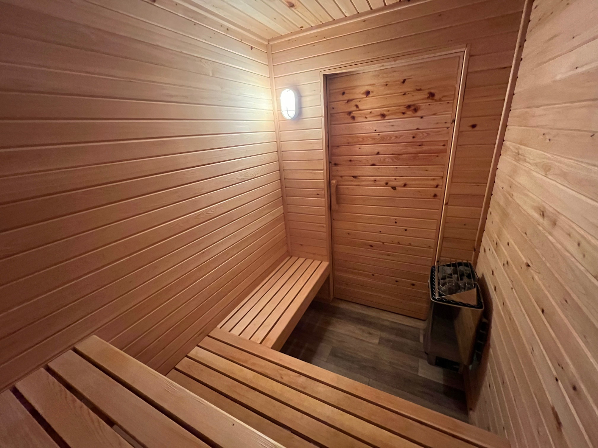 private house with dedicated office, parking, utilities included and cedar sauna! - Photo 2