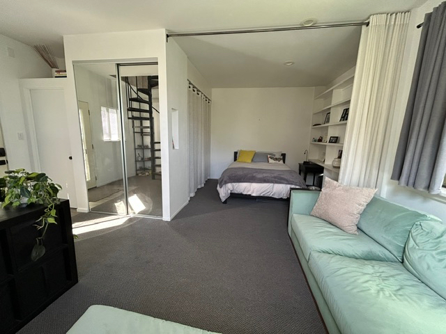 Charming 1-Bed/1-Bath Detached Multi-Level Guest House (Fully Furnished) - Photo 2