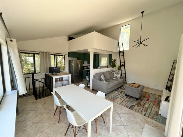 Charming 1-Bed/1-Bath Detached Multi-Level Guest House (Fully Furnished) - Photo 3