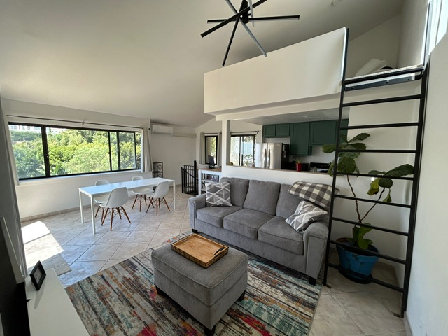 Charming 1-Bed/1-Bath Detached Multi-Level Guest House (Fully Furnished) - Photo 4