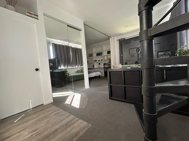 Charming 1-Bed/1-Bath Detached Multi-Level Guest House (Fully Furnished) - Photo 6